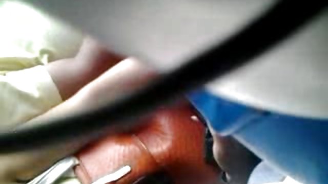به طور فعال یک دیک را در بیدمشک کامل می پورن برازرس گیرد