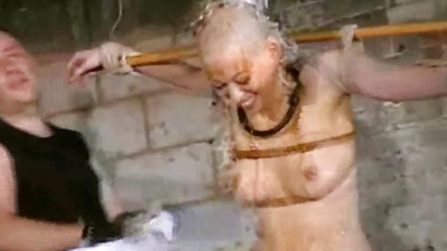 روسپی نازک تایلندی در حال پورن برازرس استراحت با مشتری است