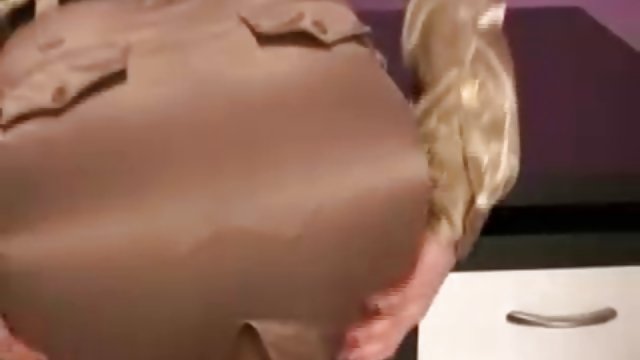 زن مو سکسیبرازرس قهوه ای به طور همزمان دو عضو را به خود اختصاص می دهد